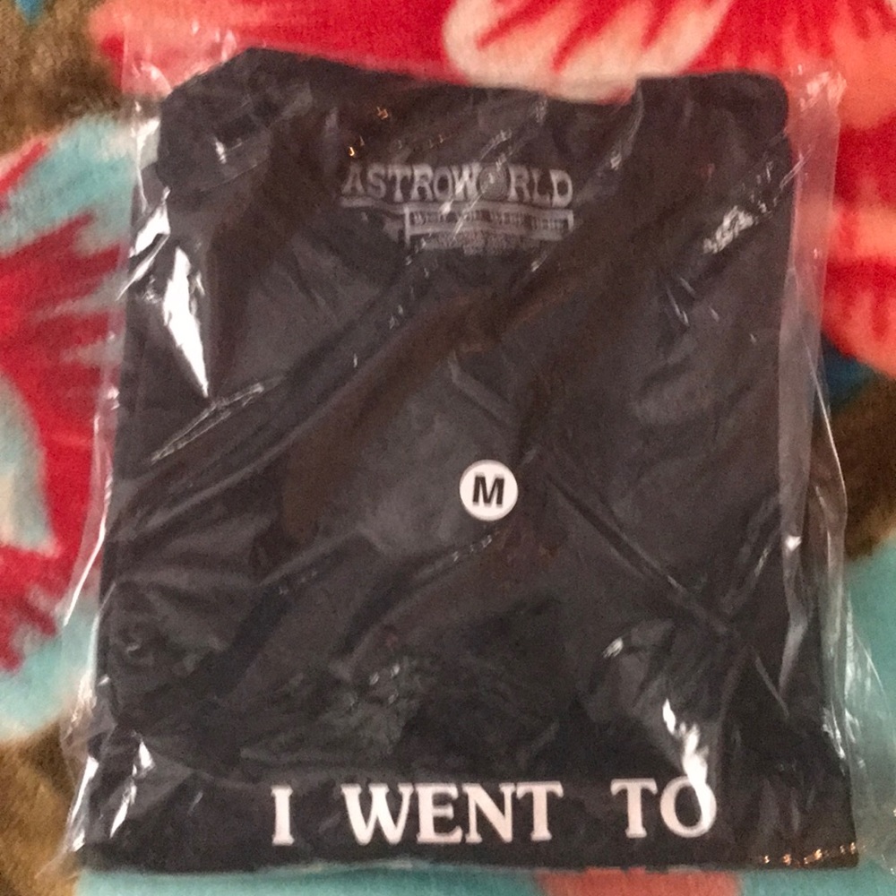 Dead stock Authentic Astroworld Travis Scott Shirt